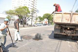 Trabalhos para tapar buracos ocorrem diariamente, informa a Prefeitura (Foto: Divulgação/PMCG)