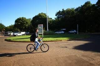 A bicicleta facilitou a vida de Paulo, que agora consegue percorrer a UFMS sem dor e desconforto  (Foto: André Bittar)