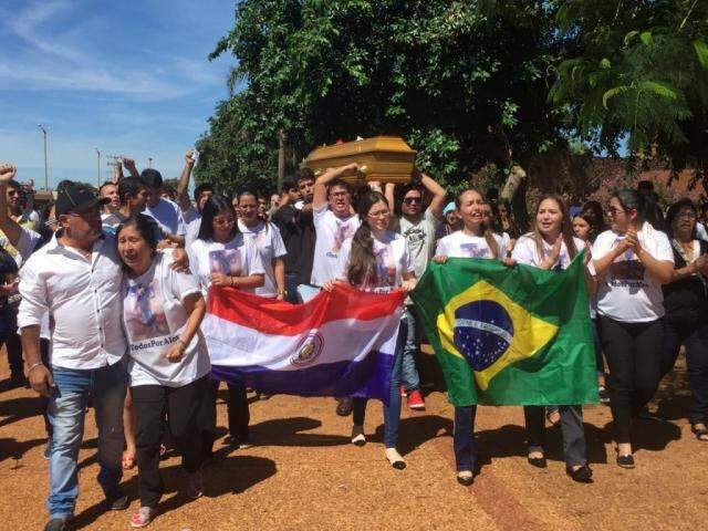 Com protesto por justi&ccedil;a, fam&iacute;lia se despede de estudante esquartejado