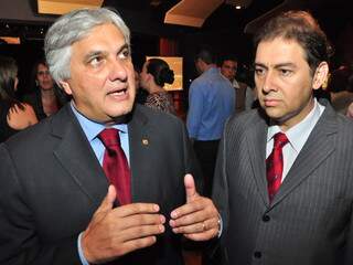 Delcídio (à esquerda) comenta sobre seu futuro político. (Foto: João Garrigó).