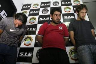 Na sequência, Anderson, Ronaldo e Luis Alberto, presos pela polícia. (Foto: Marcos Ermínio)