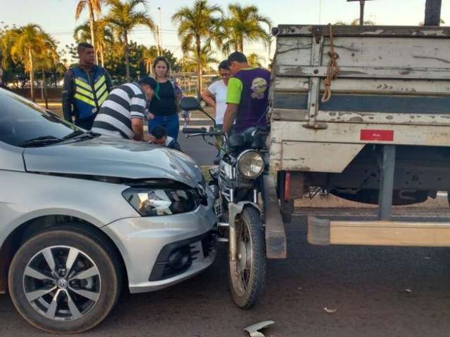 Acidente deixa moto prensada entre dois ve&iacute;culos na Gury Marques