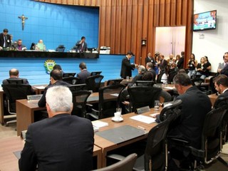 Deputados durante votação de projetos de leis. (Foto: Wagner Guimarães/ALMS).