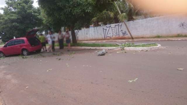 Ve&iacute;culo invade canteiro central e arranca poste na Avenida Rachid Neder 