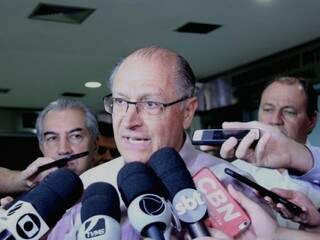 Candidato Geraldo Alckmin concede entrevista no aeroporto da Capital (Kísie Ainoã)
