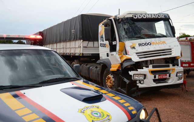  Colis&atilde;o entre carretas deixa jovem ferida em Coxim