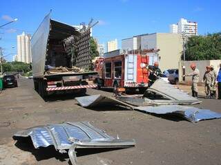 Carroceria do caminhão ficou destruída (Foto: Marina Pacheco)