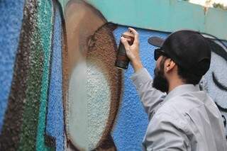 Grafiteiros foram convidados para participar do projeto.  (Foto: Marcos Ermínio)