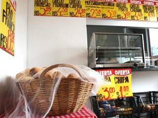Pão fresquinho e salgados também estão à venda no mercado.