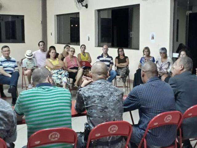 Pol&iacute;cia e moradores instalam primeiro conselho comunit&aacute;rio de seguran&ccedil;a