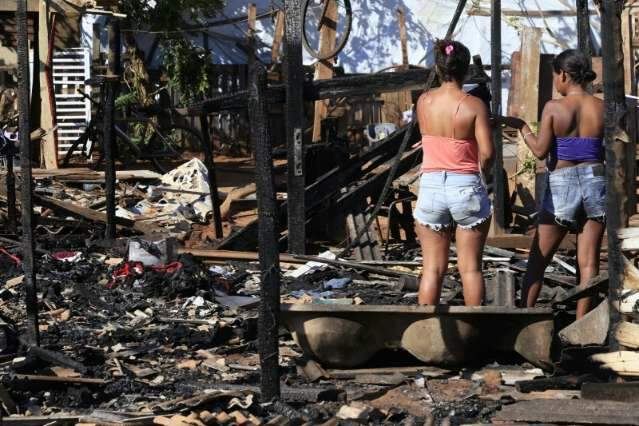 Rejeitado por mulher p&otilde;e fogo em barraco e causa p&acirc;nico em favela