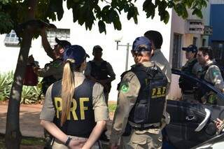 Policiais federais levaram os motoristas apreendidos para Depac Piratininga. (Foto: Viviane Oliveira)