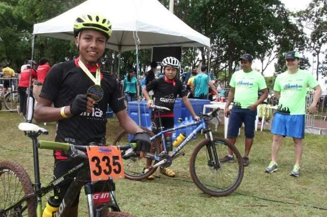 Adolescente vence prova de 30 km para iniciantes no mountain bike