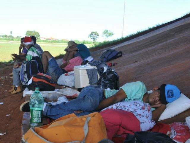Sem abrigo e comida, pessoas passam a noite embaixo de pontilh&atilde;o