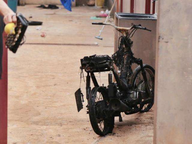Em briga de casal, homem ateia fogo em moto e agride esposa
