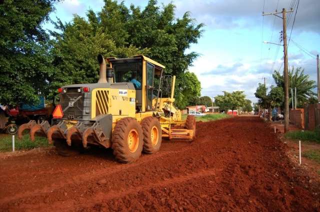 Prefeitura retoma obra de pavimenta&ccedil;&atilde;o parada h&aacute; 17 meses no Aero Rancho
