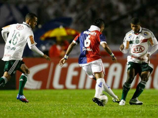  Palmeiras se recupera de elimina&ccedil;&atilde;o e vence Paran&aacute; por 2 a 1 fora de casa