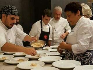 Antonio Luis (mais à esquerda) trabalhando em restaurante (Foto: Instagram/Reprodução)