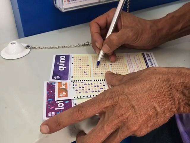 Apostadores aproveitam paradeira em lot&eacute;ricas para sonhar com pr&ecirc;mio de R$120 mi