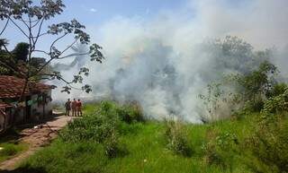 Militares combatem fogo em terreno no municípío de Corumbá. (Foto: Batalhão do Corpo de Bombeiros de Corumbá)
