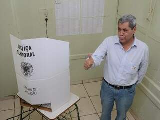 Governador André Puccinelli, durante votação na escola estadual Lúcia Martins Coelho. (Foto: Minamar Junior)
