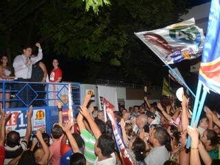 Prefeito eleito comemora vitória nas urnas com cabos eleitorais (Fotos: Minamar Júnior)