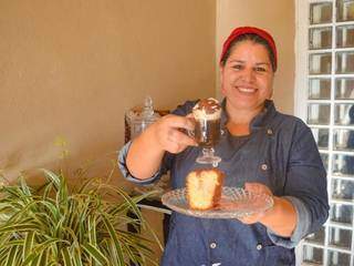 Edna Ramos de Oliveira vende bolo e cappuccino (Foto: Alana Portela)
