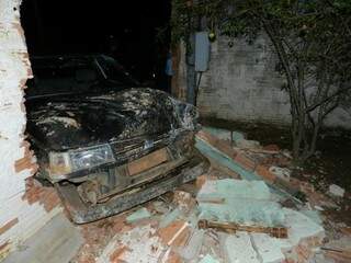 Veículo derrubou o muro do posto de saúde. (Foto:Rádio Caçula)