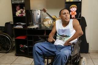 A cadeira de rodas nunca impediu que Luizinho se dedicasse ao samba. (Foto: Gerson Walber)