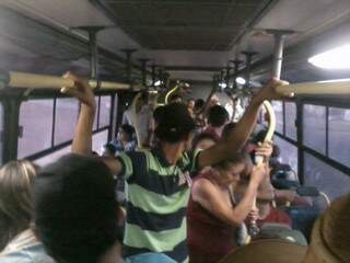 Passageiros amontoados dentro do ônibus (Foto: Francisco Júnior)