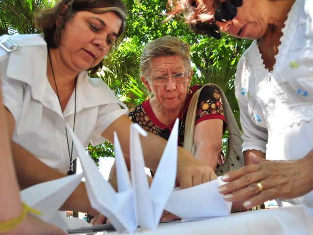  Ap&oacute;s massacre, grupo une origami &agrave; lenda japonesa para pedir paz 