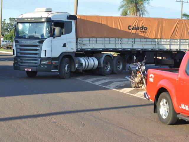  Homem pula de moto e sai com ferimentos leves de colis&atilde;o com carreta
