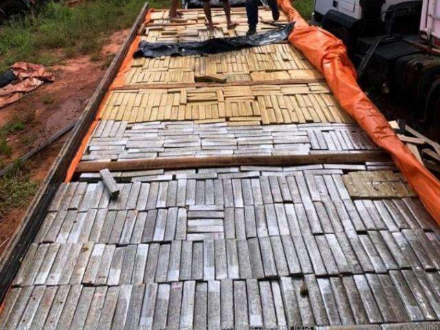 Pol&iacute;cia Civil encontra quase 3,5 t de maconha em fundo falso de caminh&atilde;o