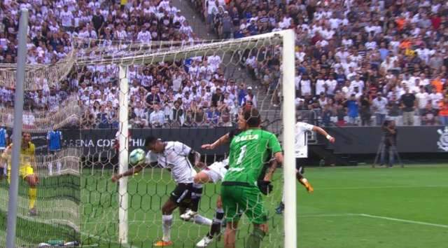 Gol de m&atilde;o do atacante J&ocirc; faz CBF adotar &aacute;rbitro de v&iacute;deo no Brasileir&atilde;o