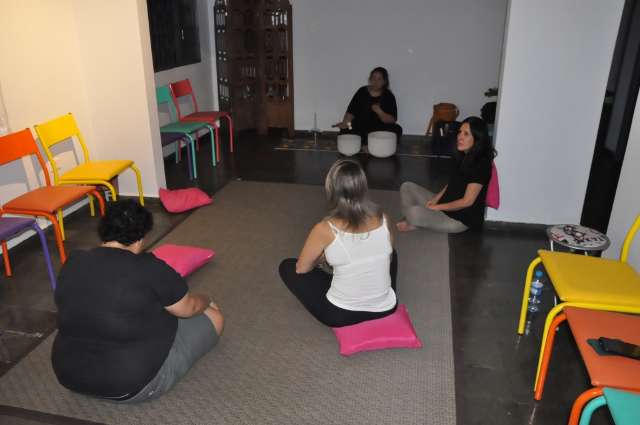 Medita&ccedil;&atilde;o com som de tigelas de cristal pode ser aliada na busca pela calma 