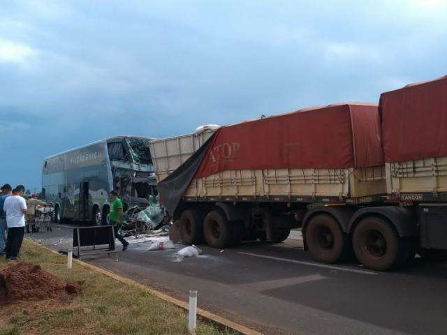 Motorista de bitrem descreve “cena de horror” em acidente com ônibus