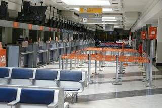 Aeroporto de Campo Grande ficou sem energia por 17h. Somente os guichês das companhias possuem gerador(Foto: Gerson Walber)