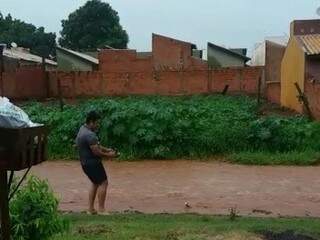 Morador resolveu &quot;pescar&quot; na tarde de hoje após chuva provocar enxurrada. (Foto: Reprodução/Vídeo)