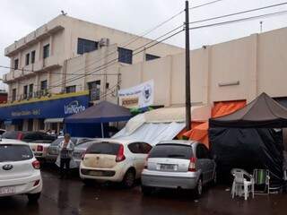 Com chuva, brasileiros montaram barracas em frente a uma das faculdades de medicina em Pedro Juan Caballero (Foto: Porã News)