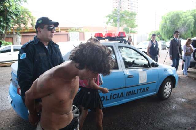 Rapaz agride companheira com cabo de vassoura e acaba preso