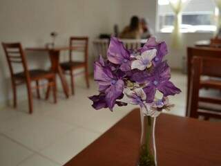 Na rua da Paz, Niura Doces tem uma flor ao centro de cada mesa. (Fotos: Simão Nogueira)