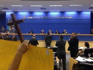 Favoráveis à &quot;lei da da mordaça&quot; empunham cartazes e cruzes. (Foto: Alberto Dias) 