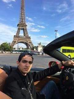 Jefferson dirigindo uma Ferrari em Paris. (Foto: Facebook)