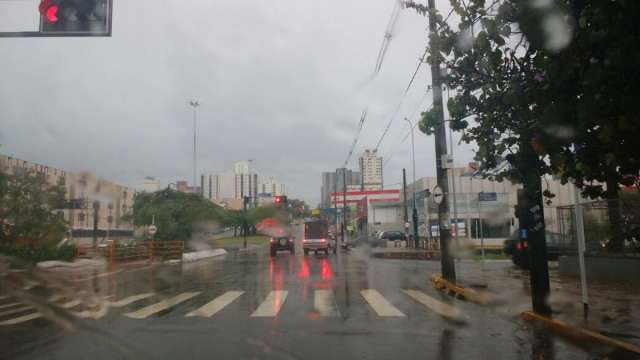 Chuva fraca aumenta a umidade do ar para 85%, sem causar estragos