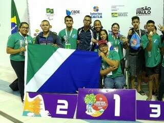 Parte da equipe de natação de MS no pódio (Foto: Fundesporte/Divulgação)