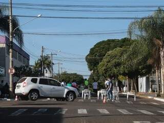 Trânsito está totalmente impedido e sinalizado com cones e faixas em frente ao colégio, na rua Rio Grande do Sul. (Foto: Marcos Ermínio)