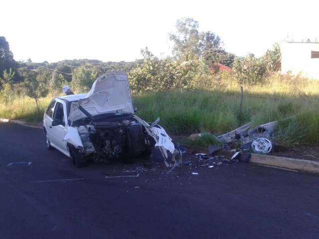 Condutora perde controle, derruba dois postes e carro fica destru&iacute;do