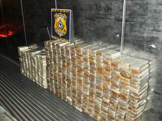 Droga foi encaminhada para a Polícia Federal. (Foto: Divulgação PRF)