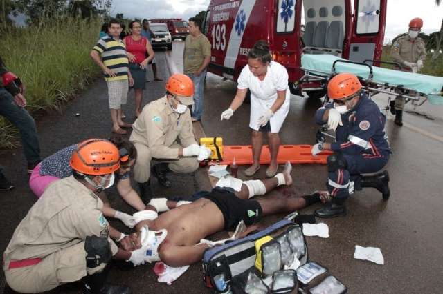 Juiz de futebol fica em estado grave ao colidir moto com carreta na BR-359