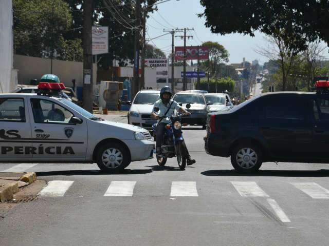  Per&iacute;cia faz levantamentos do local onde motociclista foi arrastado 